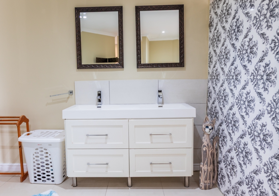 5 Bedroom Property for Sale in Milnerton Central Western Cape